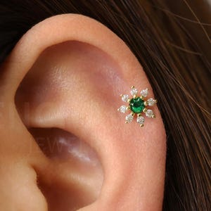 Orecchino labret con fiore di smeraldo / Piercing al trago, alla conchiglia e all'elica in argento sterling