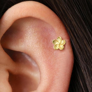 18G / 16G kleine Hibiskus Blume mit Innengewinde • Tragus Ohrstecker • Muschel Ohrring • Helix • Knorpel Piercing