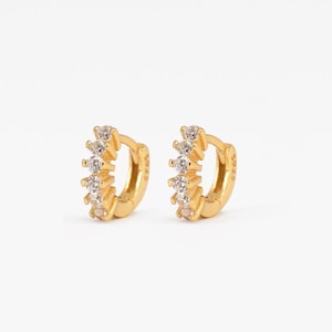 Boucle d'oreille cartilage pavée 18G • boucle d'oreille hélicoïdale supérieure • boucle d'oreille lobe inférieur • empilement d'oreilles • boucles d'oreilles minimalistes