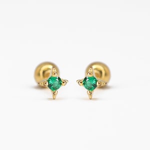 20G gouden kraakbeenstekker met smaragd ster • tragusoorstekers met ster • smaragd schelpoorbel • tragus • helix • kraakbeenpiercing