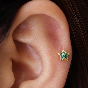 Piercing labret étoile émeraude • Plaqué or 18G/16G