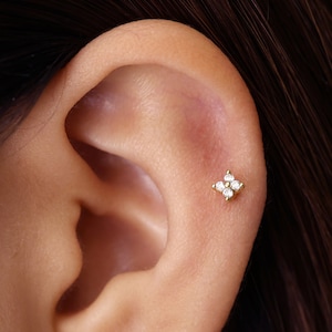 Boucle d'oreille de cartilage à quatre pétales de fleur en or 18 g / 16 g • tragus • boucle d'oreille conque • tragus • hélice • piercing du cartilage • minimaliste • DOS PLAT
