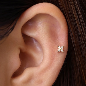 18G/16G Tiny Flower Internally Threaded Flatback Labret • tragus stud • conch earring • tragus • helix • cartilage piercing