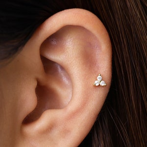Labret plat à filetage interne, petite fleur de lotus, 18 g/16 g • clou tragus • boucle d'oreille conque • tragus • hélice • perçage du cartilage