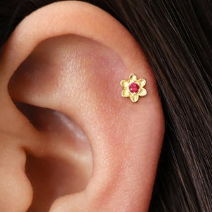 18G/16G Ruby Daisy Internally Threaded Flatback Labret • tragus stud • conch earring • tragus • helix • cartilage piercing