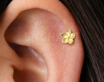 Dainty Flower Labret: 18K Gold Tragus, Conch Earring (16G/18G)