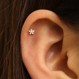 18G/16G Tiny Gold Flower Labret Cartilage • tragus stud • conch earring • tragus • helix • cartilage piercing • minimalist • FLAT BACK