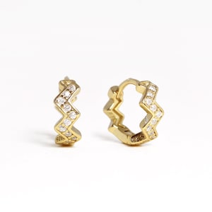 Boucle d'oreille cartilagineuse ondulée 18G • boucle d'oreille hélicoïdale supérieure • boucle d'oreille lobe inférieur • empilement d'oreilles • boucles d'oreilles minimalistes