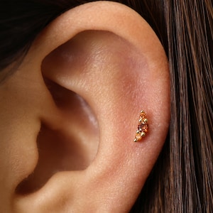 Labret à dos plat 18 g / 16 g Grenat Climber • Boucle d'oreille à dos plat • Clou tragus • Clou à l'arrière plat • Clou hélicoïdal