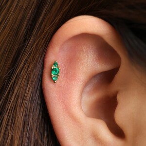 Cartilage de labret en grappes d'émeraudes 18 g/16 g • clou de tragus • boucle d'oreille conque • tragus • hélice • piercing du cartilage • minimaliste • DOS PLAT