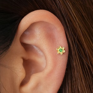 18G/16G Emerald Daisy Internally Threaded Flatback Labret • tragus stud • conch earring • tragus • helix • cartilage piercing