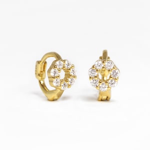 Boucle d'oreille cartilage fleur circulaire 18G • Boucle d'oreille hélix supérieure CZ • Boucles d'oreilles lobe • boucles d'oreilles tragus • empilement d'oreilles • boucles d'oreilles minimalistes