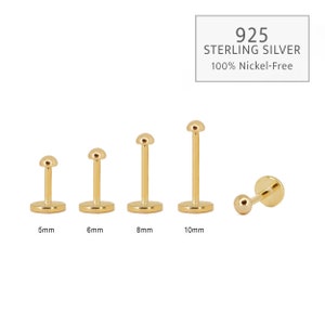Puede incluir: Cinco pendientes de barra de plata de ley 925 de color dorado en diferentes longitudes: 5 mm, 6 mm, 8 mm, 10 mm y un pendiente de bola de 5 mm. 100% libre de n&iacute;quel.