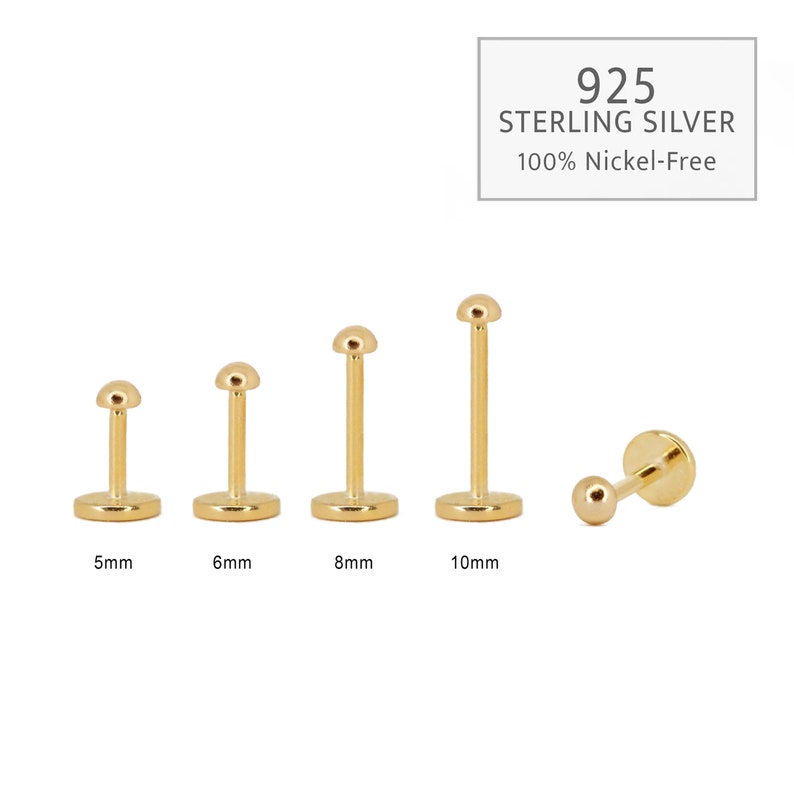 Puede incluir: Cinco pendientes de barra de plata de ley 925 de color dorado en diferentes longitudes: 5 mm, 6 mm, 8 mm, 10 mm y un pendiente de bola de 5 mm. 100% libre de n&iacute;quel.