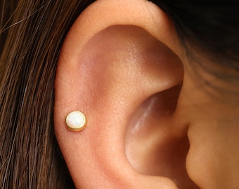 Orecchino a fondo piatto in argento sterling con opale di fuoco • Trago, elica, perno nasale 18G/16G