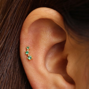 18 G/16G Emerald Triple Stone Climber Labret met interne schroefdraad • Oorbel met platte achterkant • Tragusknop • Helixknop • Kraakbeenknop • Neusknop