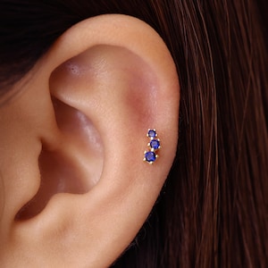 Boucle d'oreille de cartilage d'alpiniste en or saphir 18G/16G • clou tragus • boucle d'oreille conque • tragus • hélice • piercing du cartilage • minimaliste • DOS PLAT