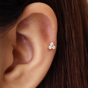 Boucle d'oreille de cartilage à trois pétales en or 18 G • clou tragus • boucle d'oreille conque • tragus • hélice • piercing du cartilage • minimaliste • DOS PLAT