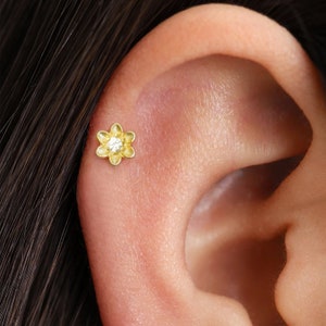 Labret à dos plat et diamants CZ marguerites, filetage intérieur, 18 g/16 g • clou tragus • boucle d'oreille conque • tragus • hélice • perçage du cartilage