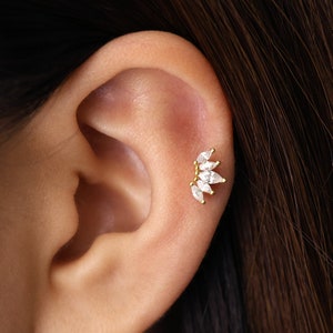 Boucle d'oreille cartilage fleur grimpante en or 18 g/16 g • clou tragus • boucle d'oreille conque • tragus • hélice • piercing du cartilage • minimaliste • DOS PLAT