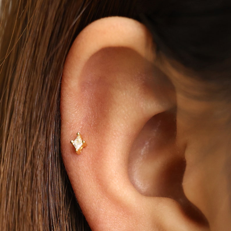 18G/16G Tiny Diamond Internally Threaded Labret • Flat Back Earring • Tragus Stud • Flat Back • Helix Stud • Cartilage Stud • Nose Stud bild 3