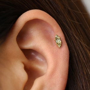 Cartilage de labret en grappes péridot 18 g/16 g • clou de tragus • boucle d'oreille conque • tragus • hélice • piercing du cartilage • minimaliste • DOS PLAT