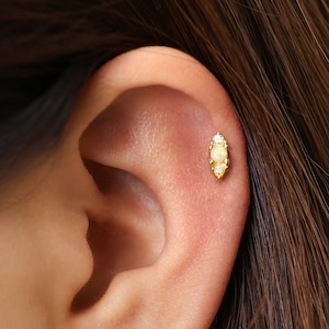 18G/16G Opal Rainbow Cluster Labret Cartilage • Tragus stud • conch earring • tragus • helix • cartilage piercing • minimalist • FLAT BACK