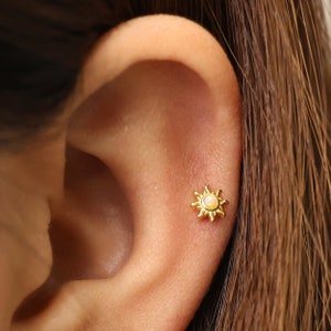 Petit labret à filetage interne en forme de soleil, opale blanche, 18 g/16 g • Boucle d'oreille à dos plat • Clou tragus • Clou hélicoïdal • Clou de cartilage • Clou de nez