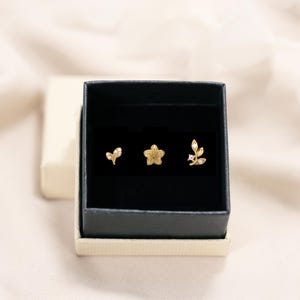 Set di orecchini a bottone con parte posteriore piatta Dainty Garden Charm • set di 3 • orecchini per cartilagine • perno elicoidale • regalo per lei