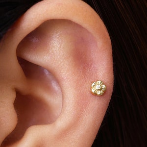 18G/16G Tiny Diamond Daisy Internally Threaded Flatback Labret • tragus stud • conch earring • tragus • helix • cartilage piercing