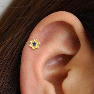 18G/16G saffiermadeliefje met inwendig geschroefde plaksteen labret • tragusknop • schelpoorbel • tragus • helix • kraakbeenpiercing