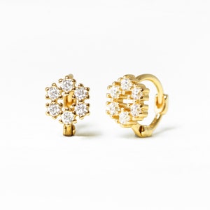 Boucle d'oreille cartilage fleur hexagonale 18G • Boucle d'oreille hélicoïdale supérieure CZ • Boucles d'oreilles lobe • Boucles d'oreilles tragus • Pile d'oreilles • Boucles d'oreilles minimalistes