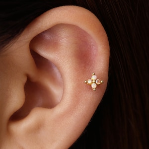 Boucle d'oreille de cartilage fleur irisée opale de feu 18 g / 16 g • tragus • boucle d'oreille conque • hélice • piercing du cartilage • minimaliste • DOS PLAT