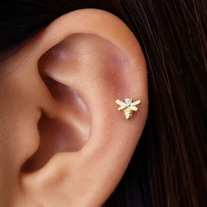 Petite boucle d'oreille cartilage abeille en or 18 g/16 g • clou tragus abeille • boucle d'oreille conque • tragus • hélice • piercing du cartilage • minimaliste • DOS PLAT