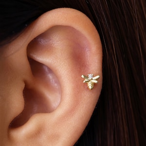 Boucle d'oreille cartilage abeille en or 18 g/16 g • clou tragus abeille • boucle d'oreille conque • tragus • hélice • piercing du cartilage • minimaliste • DOS PLAT