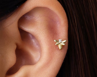 Boucle d'oreille pour cartilage d'abeille dorée 18G/16G • clou de tragus d'abeille • boucle d'oreille de conque • tragus • hélice • perçage du cartilage • minimaliste • DOS PLAT