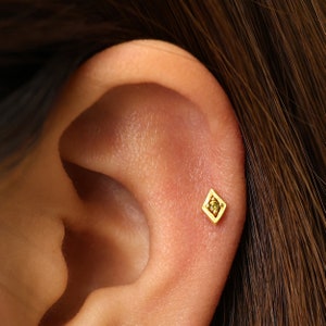 Petit labret à filetage interne avec pierre péridot, 18 g/16 g • Boucle d'oreille à dos plat • Clou tragus • Clou hélicoïdal • Clou pour cartilage