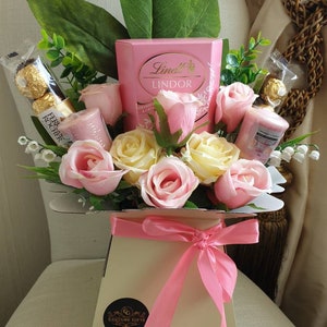 Schokoladenstrauß Rosa Erdbeeren & Creme Lindt Ferrero Seidenblumen Yankee Candle Geschenkkorb
