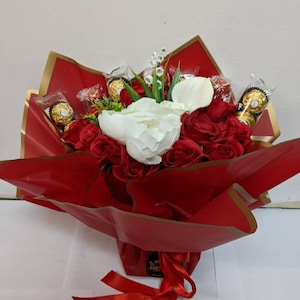 Grand Chocolat Bouquet Noué à la main Rouge / Crème Ferrero / Lindt Superbes fleurs de soie Cadeau