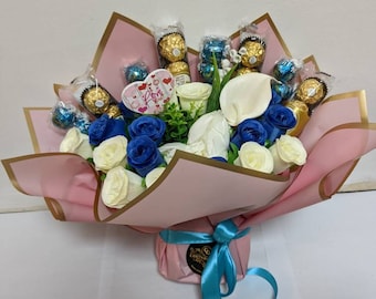 Gran ramo de chocolate atado a mano Flores azules / rosadas Lindt / Ferrero Día de San Valentín Impresionante regalo de flores de seda