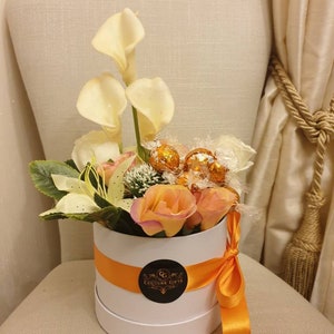 美しく豪華なオレンジ色のリンツ リンドール チョコレート ハットボックスとシルクフラワーギフト 画像 2