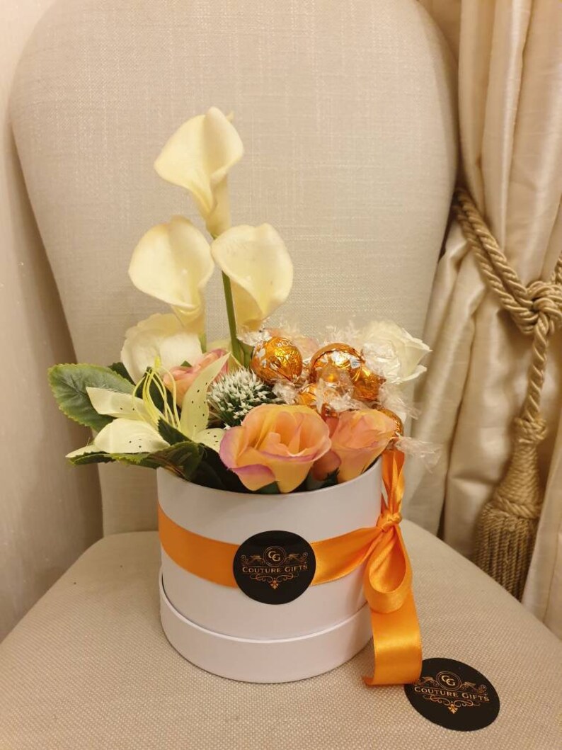 美しく豪華なオレンジ色のリンツ リンドール チョコレート ハットボックスとシルクフラワーギフト 画像 2