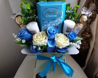 Ramo de Chocolate Azul Salado y Caramelo Lindt Ferrero Flores de Seda Yankee Candle Cesta de Regalo