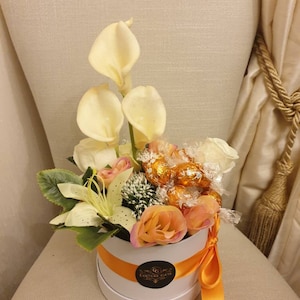 美しく豪華なオレンジ色のリンツ リンドール チョコレート ハットボックスとシルクフラワーギフト 画像 1
