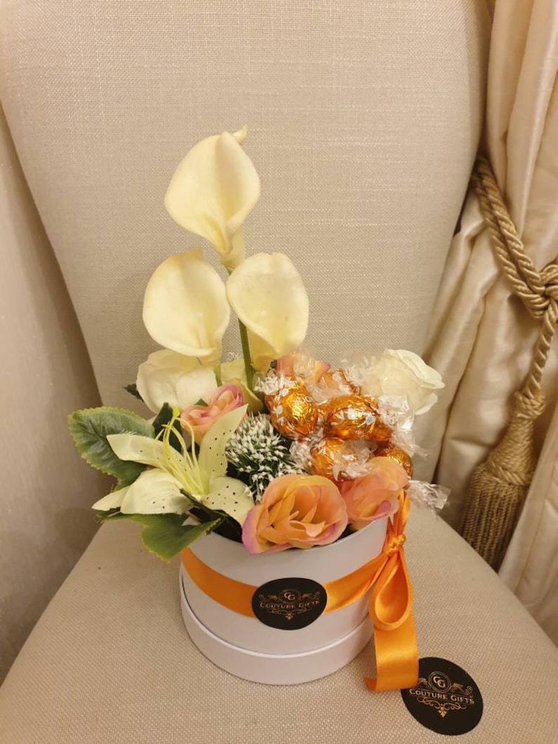 美しく豪華なオレンジ色のリンツ リンドール チョコレート ハットボックスとシルクフラワーギフト 画像 1
