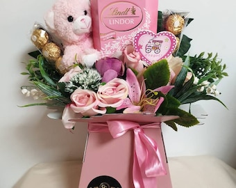 Ramo de Chocolate Bebé Niña Rosa Fresas & Crema Lindt Ferrero Flores de Seda Cesta Regalo