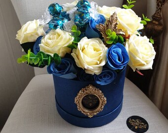 Mooie weelderige grote crème / blauwe marlborough gezouten karamel Lindt Lindor chocolaatjes hoed box & zijden bloemen cadeau