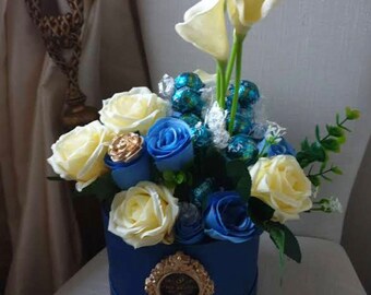 Mooie weelderige grote crème / blauwe marlborough gezouten karamel Lindt Lindor chocolaatjes hoed box & zijden bloemen cadeau