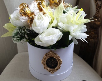 Beautiful Opulent Large Cream Mayfair White Lindt Lindor Chocolates Hat Box & Silk Flowers Gift