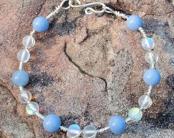 Wickelarmband aus Silberdraht mit blauem Aragonit und Aura Quarz Perlen. Leuchtet im Dunkeln eine hellblaue Farbe